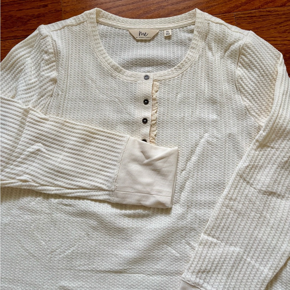 NEW ME JENNY GARTH Henley waffle fabric top. Sweet ruffle decorative buttons.